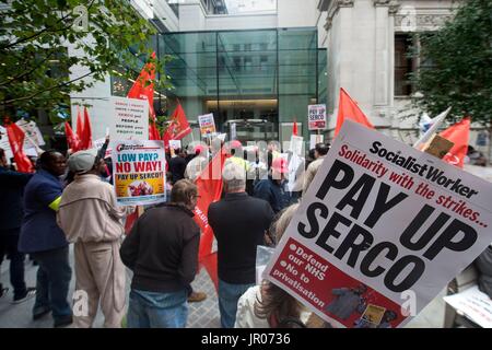 Mitglieder der Unite angestellt Serco bei Barts Health NHS Trust, streiken über die Entlohnung, protestieren außerhalb Serco Darstellung der finanziellen Ergebnisse bei JP Morgan in London. Stockfoto