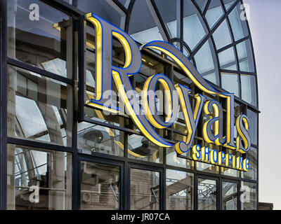 SOUTHEND-ON-SEA, ESSEX, Großbritannien - 03. AUGUST 2017: Schild über dem Eingang zum Royals Center in der High Street Stockfoto