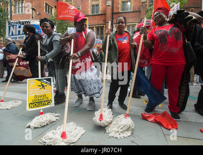 Mitglieder der Unite angestellt Serco bei Barts Health NHS Trust, streiken über die Entlohnung, protestieren außerhalb Serco Darstellung der finanziellen Ergebnisse bei JP Morgan in London. Stockfoto