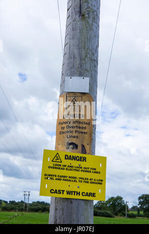 Gefahrenzeichen für Fischer warnen für overhead Stromleitungen UK Stockfoto