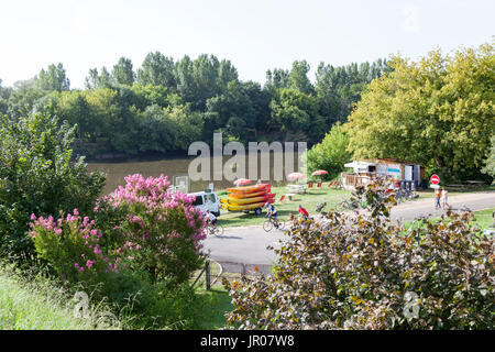 Die Mini nautischen Sport und Freizeit-Park am Fluss Adour, bei Josse (Frankreich). Es bietet die Möglichkeit, Kanu- und Bootfahren zu praktizieren. Stockfoto