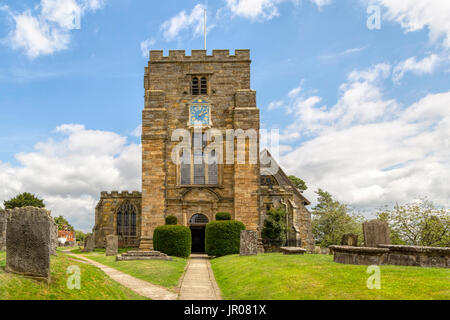 St Mary the Virgin Church, ein historisches Wahrzeichen im Dorf Goudhurst, einem Dorf in der Weald of Kent, England, Vereinigtes Königreich. Stockfoto