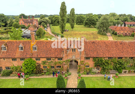 Erhöhte Ansicht von Sissinghurst Castle Garden und weit rechts eine Reihe von Oast House Gebäuden, Kent, England, Vereinigtes Königreich... Stockfoto