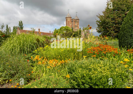 Blick auf Sissinghurst Castle Garden, entworfen als eine Reihe von "Räumen", jeweils mit einem anderen Charakter der Farbe und/oder Thema, Kent, England. Stockfoto