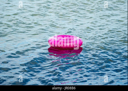 Heißen Tag auf einem überfüllten Strand in Gdynia, Polen 2. August 2017 © Wojciech Strozyk / Alamy Stock Photo Stockfoto