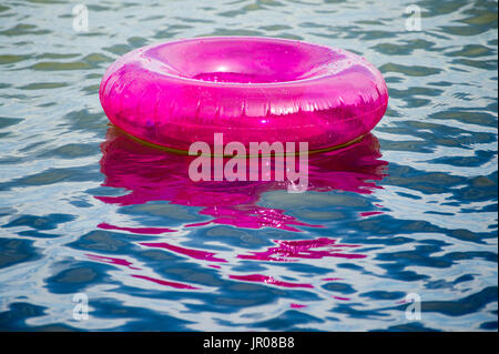 Heißen Tag auf einem überfüllten Strand in Gdynia, Polen 2. August 2017 © Wojciech Strozyk / Alamy Stock Photo Stockfoto