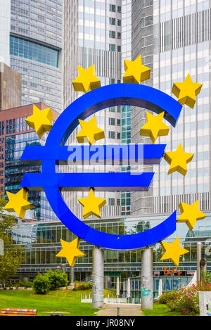FRANKFURT - 4. Oktober: Das Euro-Zeichen 4. Oktober 2013 in Frankfurt am Main, Deutschland. Stockfoto