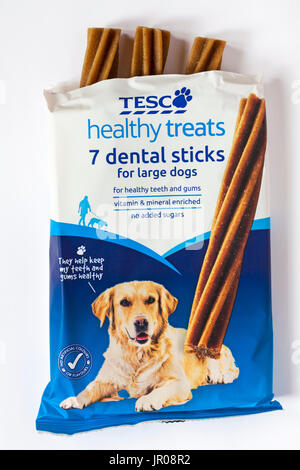 Paket von Tesco gesunde Leckereien 7 dental Sticks für große Hunde offene Inhalte isoliert auf weißem Hintergrund anzeigen Stockfoto