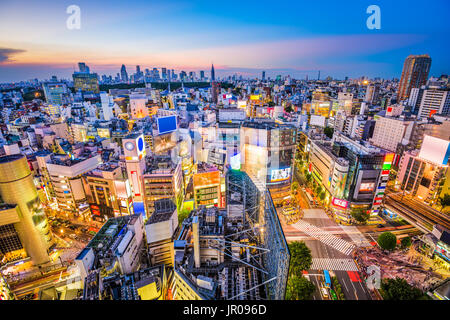 Tokyo, Japan Stadtbild über Stadtteil Shibuya in der Dämmerung. Stockfoto