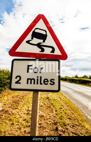 Wildwechsel, Wildwechsel UK Straßenschild für 2 Meilen, rutschige Straße für 2 Meilen, Straßenschild, Warnung, Gefahr, Vorsicht, UK, England, UK-Verkehrszeichen