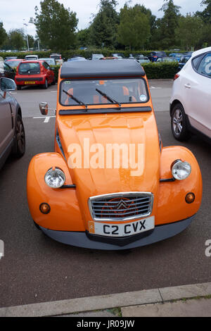 Orange Citroen 2CV. Großbritannien Stockfoto