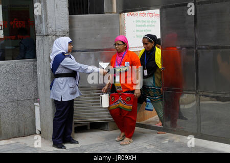 Arbeitnehmer geben Sie in eine fertige Kleidungsstück Fabrik in Gazipur, Bangladesch am 20. April 2015. Stockfoto