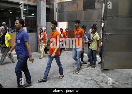 Arbeitnehmer geben Sie in eine fertige Kleidungsstück Fabrik in Gazipur, Bangladesch am 20. April 2015. Stockfoto