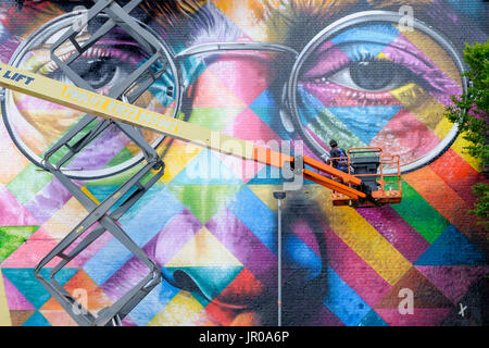 Künstlers Eduardo Kobra ist abgebildet, wie er auf eine Riesen große John Lennon-Wandbild am Upfest 2017, Europas größte frei, street Art & Graffiti-Festival funktioniert Stockfoto