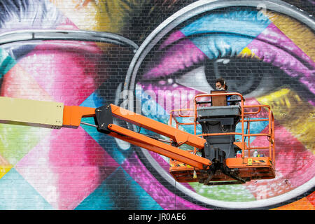 Künstlers Eduardo Kobra ist abgebildet, wie er auf eine Riesen große John Lennon-Wandbild am Upfest 2017, Europas größte frei, street Art & Graffiti-Festival funktioniert Stockfoto