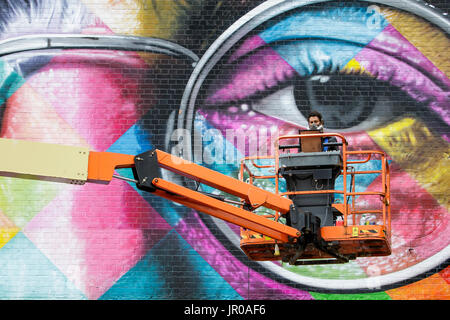 Künstlers Eduardo Kobra ist abgebildet, wie er auf eine Riesen große John Lennon-Wandbild am Upfest 2017, Europas größte frei, street Art & Graffiti-Festival funktioniert Stockfoto