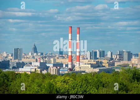 Moskau, Russland - 22. Mai 2017: Stadtbild mit TPP-12 von OAO "Mosenergo" und Wohngebäuden entlang der Ufer der Moskwa Stockfoto