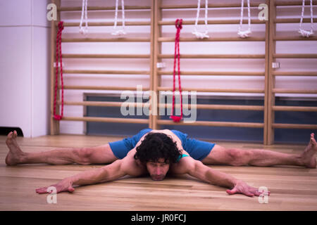 Männliche Yogalehrer tun teilt Gymnastik und Yoga Asanapraxis im Fitness-Studio Fitness Pilates-Studio. Stockfoto