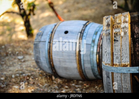 Calistoga Ranch Resort, Calistoga, CA 1. Oktober 2010.  Für die Alterung und Lagerung von Wein, dieser Fässer Alter an einem Teich auf dem Calistoga Resort verwendet nicht mehr. Stockfoto