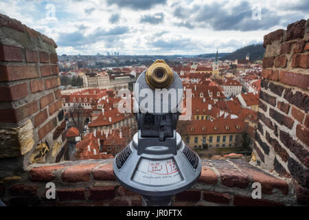 Ferngläser mit einem Blick vom Alten Rathaus, Prag, Tschechien Stockfoto