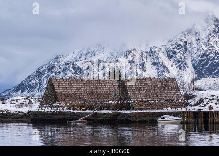 Ein Höhepunkt Struktur auf dem Wasser die Bereitstellung von Unterkünften für Geräte mit einem Boot vertäut im Wasser; Svolvar, Lofoten, Nordland, Norwegen Stockfoto