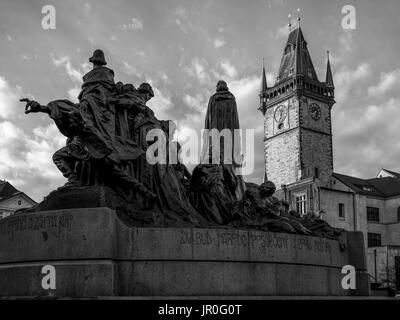 Jan Hus Denkmal und ein Uhrturm in Old Town Square; Prag, Tschechische Republik Stockfoto