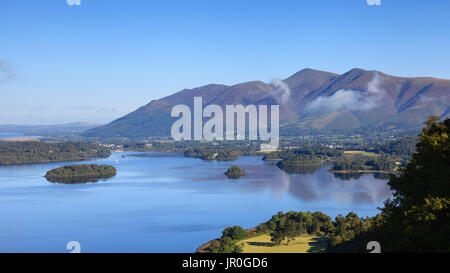 Ein Blick über Derwentwater im englischen Lake District National Park in der Nähe von Keswick und darüber hinaus ist Skiddaw. Stockfoto