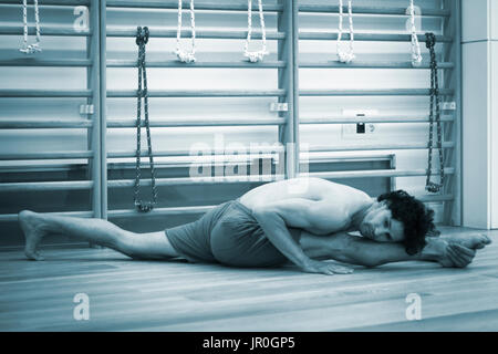 Männliche Yogalehrer tun teilt Gymnastik und Yoga Asanapraxis im Fitness-Studio Fitness Pilates-Studio. Stockfoto