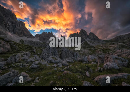 Sonnenuntergang über der Dolomiten, mit schönen farbigen Wolken; Cortina, Italien Stockfoto