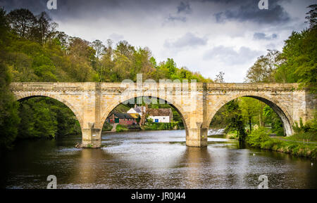 Vorbiegungen Brücke, zwischen 1772 und 1778 erbaut und ist eines der drei Stone-Arch Brücken im Zentrum von Durham, England, überqueren Sie den Fluss tragen Stockfoto