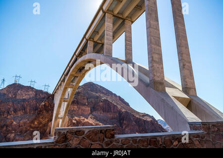 Ein Blick von unterhalb der Mike O'Callaghan - Pat Tillman Memorial Bridge Interstate Bypass an der Hoover Staudamm, Arizona, Vereinigte Staaten Von Amerika Stockfoto