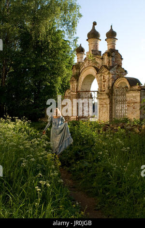 Das Mädchen ist Fuß entlang dem alten verlassenen Chernyshev Anwesen. Russland. Stockfoto