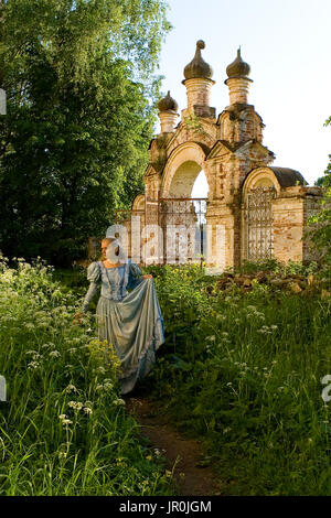 Das Mädchen ist Fuß entlang dem alten verlassenen Chernyshev Anwesen. Russland. Stockfoto