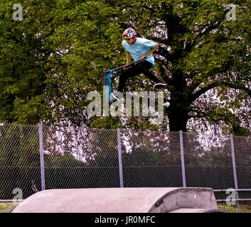 Skateboarder in Skate-Pfanne Stockfoto