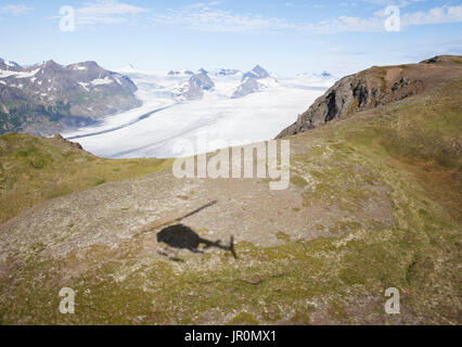 Schatten von einem Hubschrauber auf einem Plateau mit Blick auf einen Gletscher und Kenai Mountains in Kachemak Bay State Park, Alaska, Vereinigte Staaten von Amerika Stockfoto