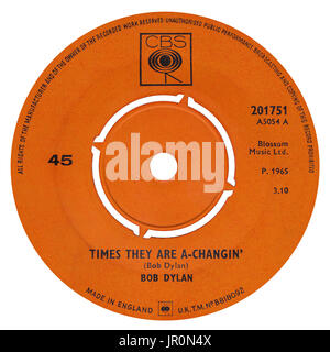 45 u/min 7' UK Plattenlabel der Zeiten sie Are A-Changin ' von Bob Dylan auf dem CBS-Label von 1965. Aus dem 1964 Album The Times sie Are A-Changin ' lässt der Song-Titel auf der UK-Single "The." Stockfoto