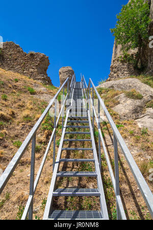 Castelmezzano (Italien) - ein kleines Dorf der Höhe, in den Fels im Naturpark der Dolomiti lukanischen, Basilicata, berühmt für "Angel Flight" gegraben Stockfoto