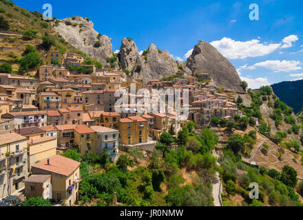 Castelmezzano (Italien) - ein kleines Dorf der Höhe, in den Fels im Naturpark der Dolomiti lukanischen, Basilicata, berühmt für "Angel Flight" gegraben Stockfoto