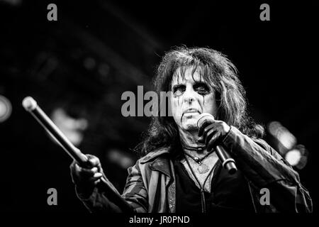 Alice Cooper bei einem Musikfestival in British Columbia Kanada in schwarz und weiß. Stockfoto