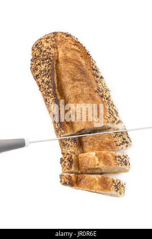 Nahaufnahme von einem weißen Baguette garniert mit verschiedenen Samen wie Sesam und Mohn, in Scheiben geschnitten auf einem weißen Hintergrund Stockfoto