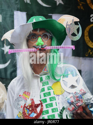 Lahore, Pakistan. 2. August 2017. Pakistanische Einkauf Nationalflaggen, Ammern und andere Sachen wie die Nation beginnt Vorbereitung für die 70. Independence Day (Nationalfeiertag) Feier in Lahore am 2. August 2017 in einem lokalen Markt angezeigt. Die jährliche Feier ist jeder 14. Tag des Monats August. Das Land erlangte seine Unabhängigkeit von der britischen Herrschaft am 14. August 1947. Während der Feier Menschen Sie Parade und Dress-Up in grün und weiß, die Pakistans offizielle Flagge Farben sind. Bildnachweis: Rana Sajid Hussain/Pacific Press/Alamy Live-Nachrichten Stockfoto