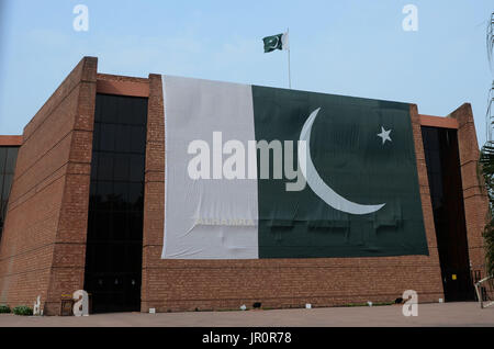 Lahore, Pakistan. 2. August 2017. Pakistanische Einkauf Nationalflaggen, Ammern und andere Sachen wie die Nation beginnt Vorbereitung für die 70. Independence Day (Nationalfeiertag) Feier in Lahore am 2. August 2017 in einem lokalen Markt angezeigt. Die jährliche Feier ist jeder 14. Tag des Monats August. Das Land erlangte seine Unabhängigkeit von der britischen Herrschaft am 14. August 1947. Während der Feier Menschen Sie Parade und Dress-Up in grün und weiß, die Pakistans offizielle Flagge Farben sind. Bildnachweis: Rana Sajid Hussain/Pacific Press/Alamy Live-Nachrichten Stockfoto