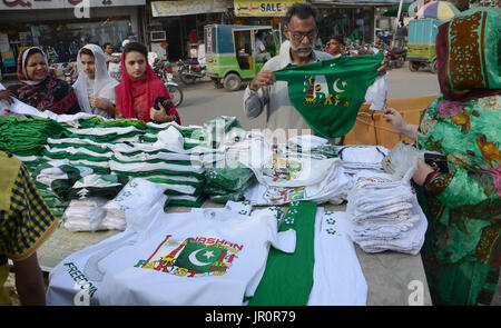 Lahore, Pakistan. 2. August 2017. Pakistanische Einkauf Nationalflaggen, Ammern und andere Sachen wie die Nation beginnt Vorbereitung für die 70. Independence Day (Nationalfeiertag) Feier in Lahore am 2. August 2017 in einem lokalen Markt angezeigt. Die jährliche Feier ist jeder 14. Tag des Monats August. Das Land erlangte seine Unabhängigkeit von der britischen Herrschaft am 14. August 1947. Während der Feier Menschen Sie Parade und Dress-Up in grün und weiß, die Pakistans offizielle Flagge Farben sind. Bildnachweis: Rana Sajid Hussain/Pacific Press/Alamy Live-Nachrichten Stockfoto