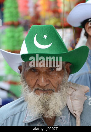 Lahore, Pakistan. 2. August 2017. Pakistanische Einkauf Nationalflaggen, Ammern und andere Sachen wie die Nation beginnt Vorbereitung für die 70. Independence Day (Nationalfeiertag) Feier in Lahore am 2. August 2017 in einem lokalen Markt angezeigt. Die jährliche Feier ist jeder 14. Tag des Monats August. Das Land erlangte seine Unabhängigkeit von der britischen Herrschaft am 14. August 1947. Während der Feier Menschen Sie Parade und Dress-Up in grün und weiß, die Pakistans offizielle Flagge Farben sind. Bildnachweis: Rana Sajid Hussain/Pacific Press/Alamy Live-Nachrichten Stockfoto