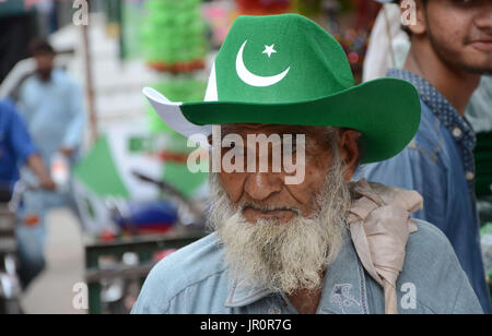 Lahore, Pakistan. 2. August 2017. Pakistanische Einkauf Nationalflaggen, Ammern und andere Sachen wie die Nation beginnt Vorbereitung für die 70. Independence Day (Nationalfeiertag) Feier in Lahore am 2. August 2017 in einem lokalen Markt angezeigt. Die jährliche Feier ist jeder 14. Tag des Monats August. Das Land erlangte seine Unabhängigkeit von der britischen Herrschaft am 14. August 1947. Während der Feier Menschen Sie Parade und Dress-Up in grün und weiß, die Pakistans offizielle Flagge Farben sind. Bildnachweis: Rana Sajid Hussain/Pacific Press/Alamy Live-Nachrichten Stockfoto