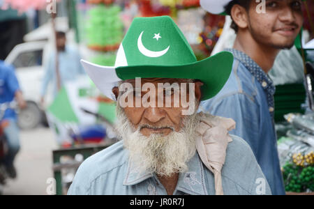 Lahore, Pakistan. 2. August 2017. Pakistanische Einkauf Nationalflaggen, Ammern und andere Sachen wie die Nation beginnt Vorbereitung für die 70. Independence Day (Nationalfeiertag) Feier in Lahore am 2. August 2017 in einem lokalen Markt angezeigt. Die jährliche Feier ist jeder 14. Tag des Monats August. Das Land erlangte seine Unabhängigkeit von der britischen Herrschaft am 14. August 1947. Während der Feier Menschen Sie Parade und Dress-Up in grün und weiß, die Pakistans offizielle Flagge Farben sind. Bildnachweis: Rana Sajid Hussain/Pacific Press/Alamy Live-Nachrichten Stockfoto