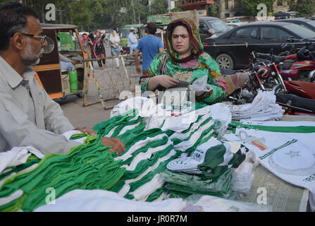 Lahore, Pakistan. 2. August 2017. Pakistanische Einkauf Nationalflaggen, Ammern und andere Sachen wie die Nation beginnt Vorbereitung für die 70. Independence Day (Nationalfeiertag) Feier in Lahore am 2. August 2017 in einem lokalen Markt angezeigt. Die jährliche Feier ist jeder 14. Tag des Monats August. Das Land erlangte seine Unabhängigkeit von der britischen Herrschaft am 14. August 1947. Während der Feier Menschen Sie Parade und Dress-Up in grün und weiß, die Pakistans offizielle Flagge Farben sind. Bildnachweis: Rana Sajid Hussain/Pacific Press/Alamy Live-Nachrichten Stockfoto