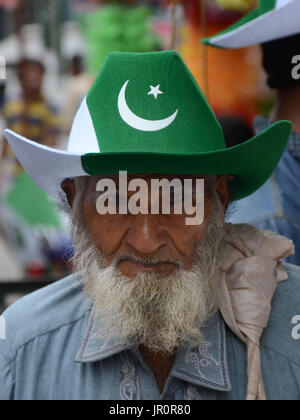 Lahore, Pakistan. 2. August 2017. Pakistanische Einkauf Nationalflaggen, Ammern und andere Sachen wie die Nation beginnt Vorbereitung für die 70. Independence Day (Nationalfeiertag) Feier in Lahore am 2. August 2017 in einem lokalen Markt angezeigt. Die jährliche Feier ist jeder 14. Tag des Monats August. Das Land erlangte seine Unabhängigkeit von der britischen Herrschaft am 14. August 1947. Während der Feier Menschen Sie Parade und Dress-Up in grün und weiß, die Pakistans offizielle Flagge Farben sind. Bildnachweis: Rana Sajid Hussain/Pacific Press/Alamy Live-Nachrichten Stockfoto