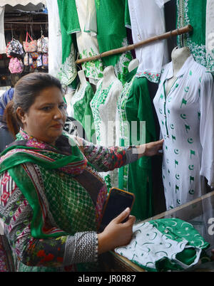 Lahore, Pakistan. 2. August 2017. Pakistanische Einkauf Nationalflaggen, Ammern und andere Sachen wie die Nation beginnt Vorbereitung für die 70. Independence Day (Nationalfeiertag) Feier in Lahore am 2. August 2017 in einem lokalen Markt angezeigt. Die jährliche Feier ist jeder 14. Tag des Monats August. Das Land erlangte seine Unabhängigkeit von der britischen Herrschaft am 14. August 1947. Während der Feier Menschen Sie Parade und Dress-Up in grün und weiß, die Pakistans offizielle Flagge Farben sind. Bildnachweis: Rana Sajid Hussain/Pacific Press/Alamy Live-Nachrichten Stockfoto