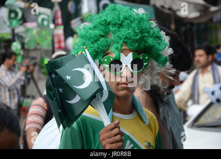 Lahore, Pakistan. 2. August 2017. Pakistanische Einkauf Nationalflaggen, Ammern und andere Sachen wie die Nation beginnt Vorbereitung für die 70. Independence Day (Nationalfeiertag) Feier in Lahore am 2. August 2017 in einem lokalen Markt angezeigt. Die jährliche Feier ist jeder 14. Tag des Monats August. Das Land erlangte seine Unabhängigkeit von der britischen Herrschaft am 14. August 1947. Während der Feier Menschen Sie Parade und Dress-Up in grün und weiß, die Pakistans offizielle Flagge Farben sind. Bildnachweis: Rana Sajid Hussain/Pacific Press/Alamy Live-Nachrichten Stockfoto